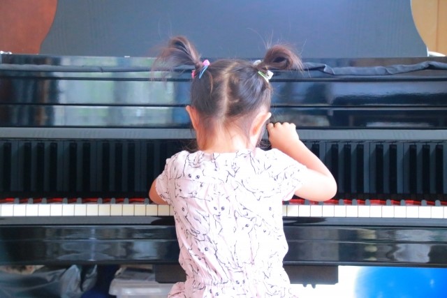 子供にピアノを練習させる